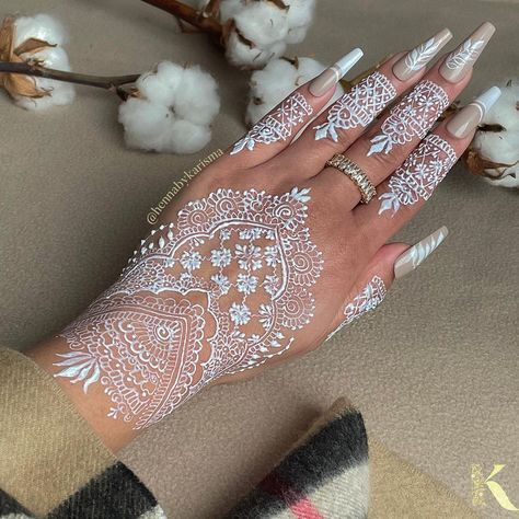 Henna ByKarisma 🇲🇺 on Instagram: “🕊 Snow White Bridal Henna I’ve been wanted to create a design with white henna forever now. I used the body paint from @zareenshenna and…” Glitter Henna Designs, Henna Designs On Dark Skin, Henna Designs Back, Mehedi Design, White Henna, Wedding Henna, White Tattoo, Henna Tattoo Designs, Bridal Henna