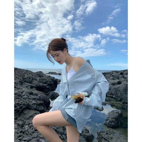 Outfit Ideas Korean, Korean Summer Outfits, Creative Fashion Photography, Beach Photography Poses, Summer Beach Outfit, Korean Fashion Dress, Uzzlang Girl, Trik Fotografi, Crop Top Outfits