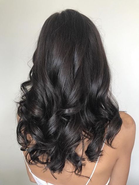 ❥Pinterest: yarenak67 Medium Black Hair, Black Hair Curls, Curled Hairstyles For Medium Hair, Medium Length Curls, Black Wavy Hair, Black Brown Hair, Dark Brunette Hair, Brown Hair Looks, Brown Hair Inspo