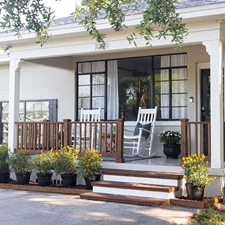 This before and after makes me look at fixer uppers in a whole new light😍Swipe to see the before and click the link in our bio to see more shocking transformations!⁠⠀ ⁠⠀ 📷credit: @jennasuedesign ⁠⠀ ⁠⠀ ⁠⠀ ⁠⠀ ⁠⠀ ⁠⠀ #beforeandafter #porch #outdoorliving #porchmakeover #renolife #homedecor #designmakeover #houseone #thisoldhouse #diyplans #maker #handmade #custommade #diy #doityourself  #diyproject #diystyle #diyer Small Ranch Style Homes, Front Porch Makeover, Farmhouse Exterior Design, Railing Ideas, Building A Porch, Porch Makeover, Farmhouse Front Porches, Porch Railing, Farmhouse Porch