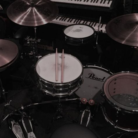 #instrument #band #aesthetic #drums Drumkit Aesthetic, Drummer Aesthetic Male, Ulzzang Couple Aesthetic, Faceless Ulzzang, Gitar Vintage, Aesthetic Band, Sarah Black, Art Ancien, Dark Paradise