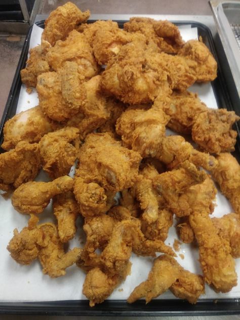 Lip lickin fried chicken i fryed @ my job..tell me u love me?🌹😘😉😛✌✌ Me U, My Job, Tater Tot, Fried Chicken, Chicken Wings, Love Me, Tell Me, Meat, Chicken