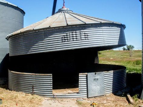 Finish removing any sheets attached to the top ring. Rustic Outdoor Structures, Grain Bin House, Silo House, Grain Silo, Picture Tutorial, Backyard Gazebo, Backyard Pavilion, Backyard Bar, Outdoor Decor Backyard