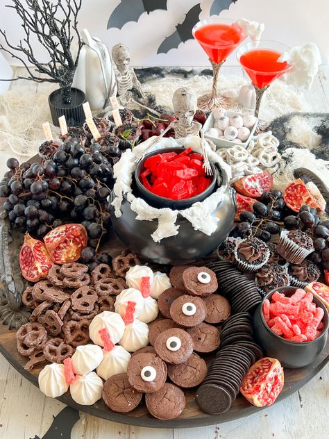 This Halloween Candy Dessert Board is a Little Spooky but Totally Sweet Candy Board Ideas Halloween, Halloween Candy Tray Ideas, Filling Charcuterie Board Ideas, Candy Halloween Charcuterie Board, Spooky Dessert Board, Halloween Sweets Board, Dessert Halloween Charcuterie Board, Halloween Food Plater, Halloween Candy Tray