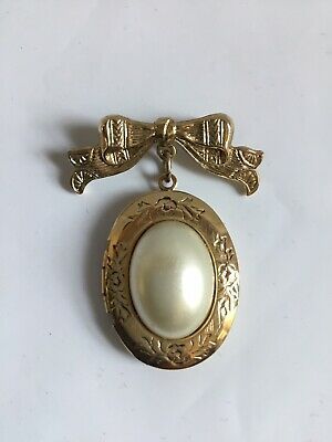 Find many great new & used options and get the best deals for 1928 Bow Faux Pearl Locket Brooch Cabochon Gold Tone at the best online prices at eBay! Free shipping for many products! Victorian Pearl Jewelry, Vintage Brooch Aesthetic, Victorian Trinkets, Brooch Aesthetic, 1800s Jewelry, Vintage Bridal Accessories, Fashion 2025, Coquette Jewelry, Pearl Locket