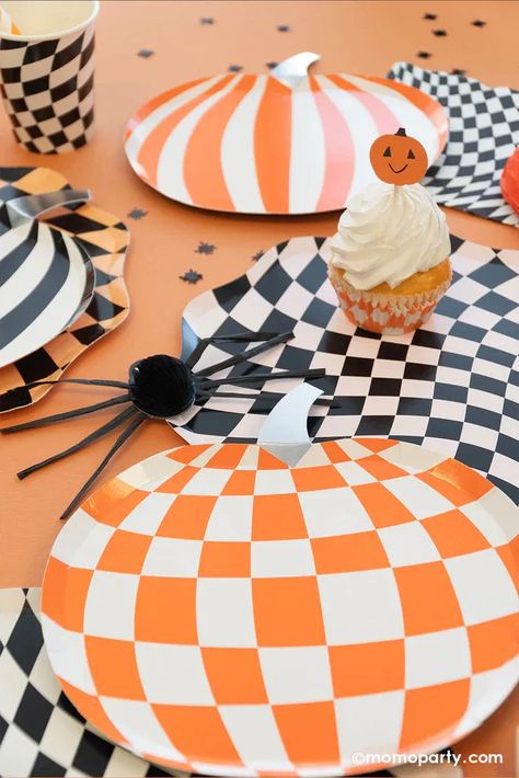 Scary Treats, Halloween Party Boxes, Pumpkin Decorating Party, Kid Friendly Halloween Party, Paper Fringe, Halloween Party Table, Traditional Halloween, Groovy Design, Spider Decorations