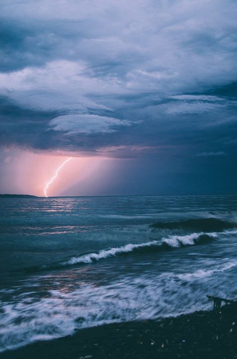 Calming Images, Aquarius Aesthetic, Strange Weather, Storm Front, Falling Skies, Thunder And Lightning, Ocean Beach, Love Photography, Amazing Nature