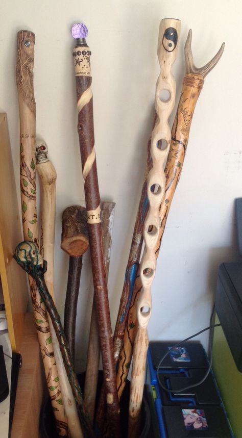 Walking Sticks Ideas Homemade, Walking Stick Designs, Whittling Sticks, Wand Carving, Staff Diy, Carved Walking Sticks, Arte Bob Marley, Walking Staff, Hand Carved Walking Sticks