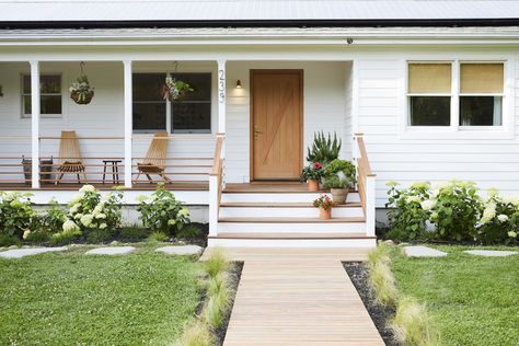 Montauk beach bungalow is perfect for a summer weekend - Curbed Beach Bungalow Exterior, Nicole Franzen, Porch Railing Designs, Numbers Design, Front Porch Railings, Dreamy Beach, Bungalow Exterior, Porch Railing, Custom Furniture Design