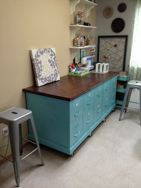 Rolling DIY craft table from old file cabinets... well the top is wood! File Cabinet Makeover, Craft Table Diy, Diy Casa, Rooms Ideas, Filing Cabinets, Computer Room, Cabinet Makeover, Craft Room Office, Diy Desk