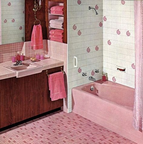 gorgeous Vintage Pink Tile Bathroom, 60s Bathroom Decor, 60s Bathroom, Pink Tile Bathroom, Retro Pink Bathroom, Vintage Pink Bathroom, Pink Bathrooms, Bathroom Retro, Dekorere Bad