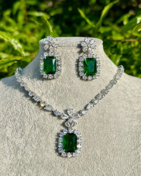 Engagement Necklace Jewelry, Royal Necklace Jewelry, Emerald And Diamond Pendant Necklace, Emerald Sets Jewellery, Emerald Necklace Indian, Emerald Jewelry Necklace, Crochet With Wire, Emerald Necklace Set, Princess Pendant