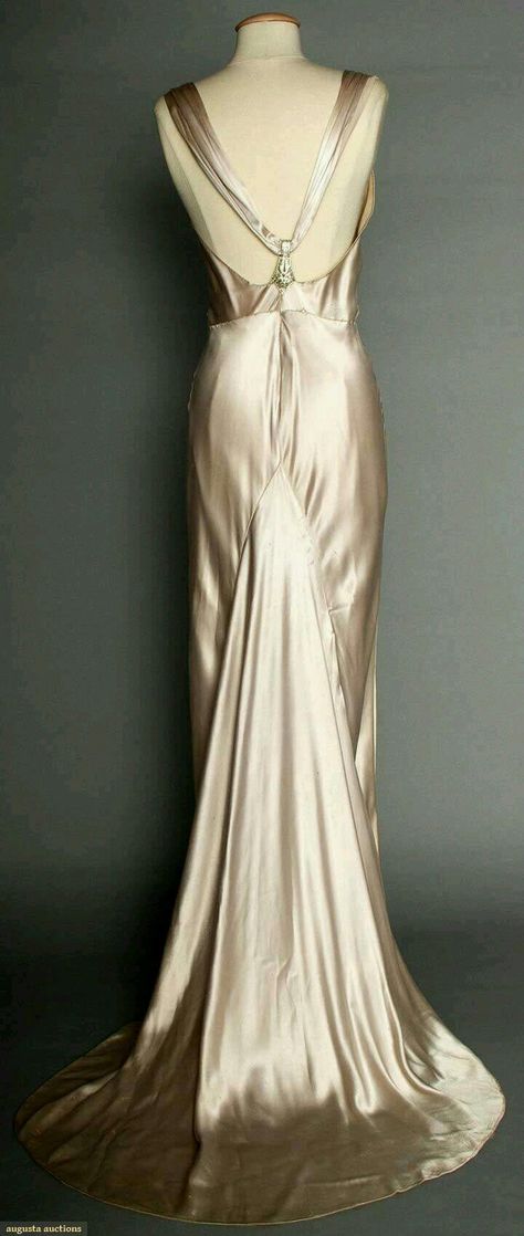 1930's Silver Satin Evening Gown... perfection #weddingdress #eveningdress #silkdress #inspiration Mode Retro, Satin Evening Gown, Yule Ball, Pale Lavender, Amazing Dresses, 30s Fashion, Silver Silk, Vintage Gowns, 1930s Fashion