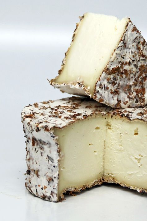 The Best Fancy Cheeses in the World Cheese Photo, Cheese Cave, Fancy Cheese, Cheese Display, Baked Camembert, Cheese Wheel, Veggie Burgers Recipe, Queso Cheese, Chocolate Cheese