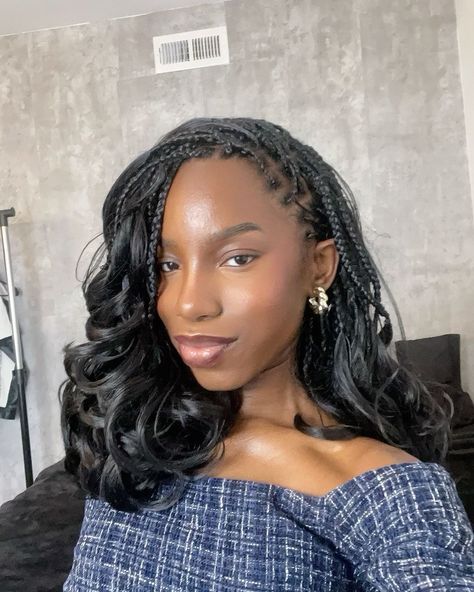 Black French curl extensions are restocking next week!! Box French Braids, Head Wraps And Braids, Short 90s Braids, Braids With French Curls Short, Cute Short Braid Hairstyles, Leave Out Sew In Weave Middle Part Braid Pattern, French Bob Braids, Braids That Look Like Weave, Boho Bob French Curl Braids