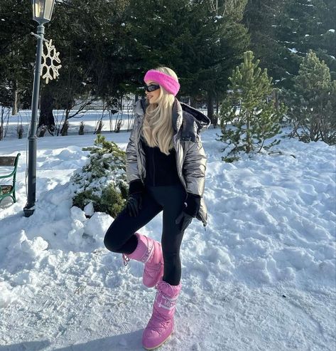 Elevate your winter style with the trendiest pink Moon Boots. Explore outfit inspiration that's both cozy and chic. Step out in style and conquer the cold with a pop of color! ❄️🎀 #WinterStyleInspo #Trendy #OutfitInspo #PinkMoonBoots Pink Moon Boots Outfit, Pink Moon Boots, Snow Outfit Ideas, Cute Ski Outfits, Moon Boots Outfit, Ski Outfit For Women, Snow Outfits, Trendy Outfit Inspo, Winter Boots Outfits