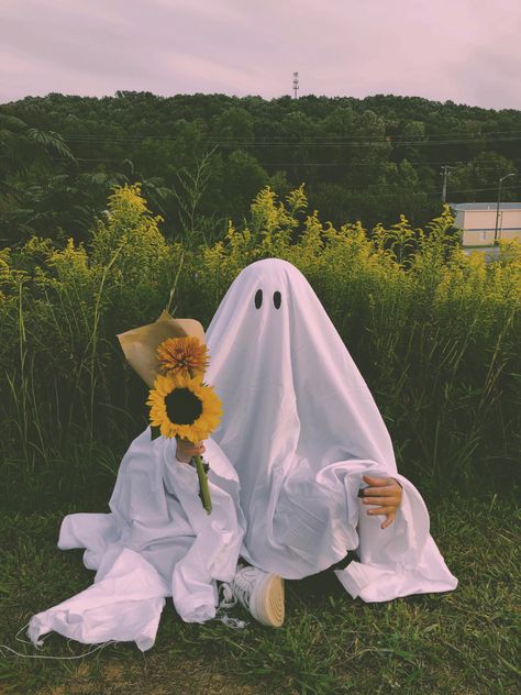 Ghost Aesthetic Halloween, Autumn Ghost, Ghost Aesthetic, Ghost Halloween Costume, Ghost Photography, Halloween Photography, Ghost Costume, Photography Pics, Ghost Photos