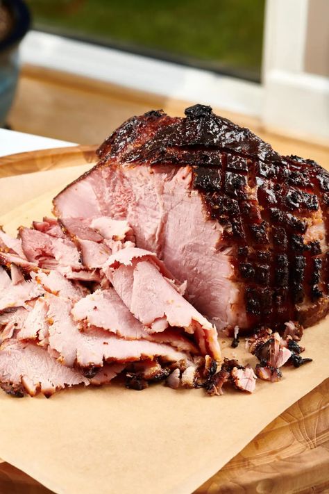 Classic Baked Ham Recipe for Christmas and Easter — The Mom 100 Baked Ham Recipes, Bake Ham, Perfect Ham, Baked Ham Recipe, Thanksgiving Ham, Christmas Ham Recipes, Ham In The Oven, Ham Recipes Baked, Whole Ham