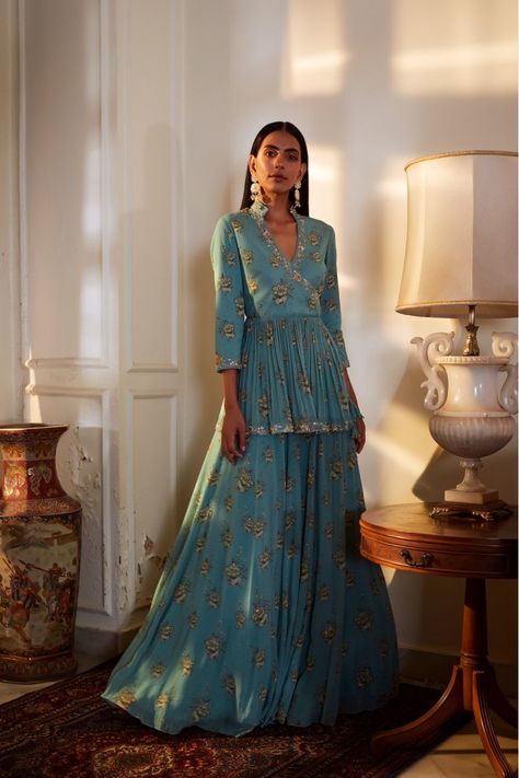 Orang India, Angrakha Style, Gaun Fashion, Salwar Kamiz, Traditional Indian Outfits, Dress Indian Style, Lehenga Designs, Indian Designer Outfits, Manish