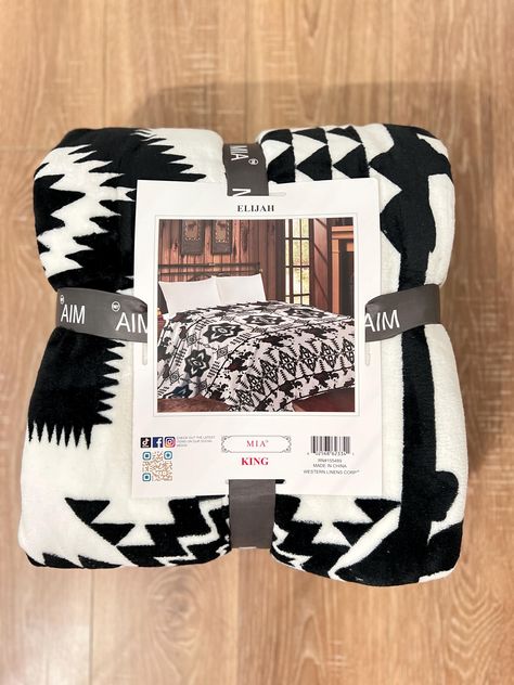 93x88" microfiber super plush king size throw blanket.  Has cowprint and aztec designs Super soft and durable Western House Ideas, Western Wallpapers, Western House, Western Blankets, Senior Graduation Gifts, Leather Diaper Bag Backpack, Pink Cow Print, Country Bedroom Decor, Western Bedroom Decor