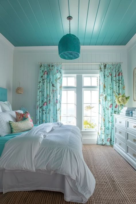 Emslifeandloves Caribbean Room Decor, Beach Theme House, Turquoise Bedroom Ideas, Bedroom Coastal Style, Blue And White Bedroom, Light Blue Bedroom, Summer Room Decor, Blue Ceiling, Small Beach Houses