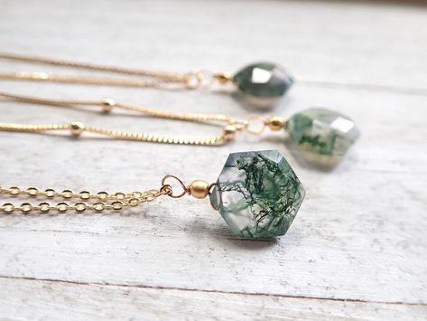 Moss Agate Necklace Dainty Gemstone Necklace Raw Crystal - Etsy Moss Jewelry, Green Crystal Necklace, Moss Agate Necklace, Dainty Gemstone Necklace, Moss Agate Jewelry, Eternal Youth, Gemstone Pendant Necklace, Agate Jewelry, Boho Gifts