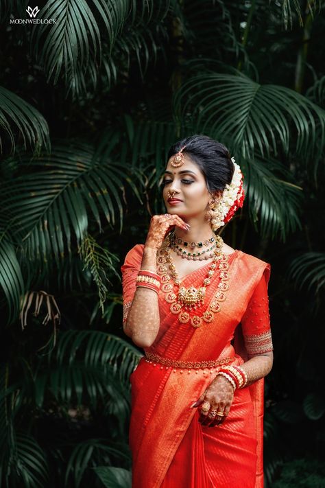 Hindu Bride Photography Poses, Engagement Photos Bride Single, Tamil Hindu Bride, Marriage Single Photos, Bride Photoshoot Poses Indian Saree, Single Pose For Bride, Indian Wedding Stills, Bride Traditional Poses, Tamil Bride Photoshoot