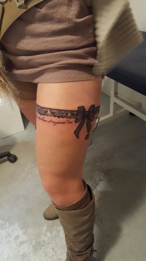 Leg Bow Tattoo Ribbons, Thigh Ribbon Tattoo, Chain Tattoo Thigh, Leg Bow Tattoo, Thigh Band Tattoo Women, Tattoo Bein Frau, Lace Thigh Tattoos, Lace Garter Tattoos, Thigh Garter Tattoo