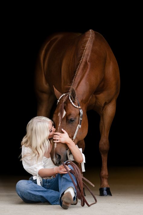 Maddy Carter Photo Shoots With Horses Ideas, Family With Horses Photography, Poses With Horses Photography, Horse And Rider Photoshoot Ideas, Horse Photography Ideas Photo Shoots, Poses For Horse Pictures, Pasture Picture Ideas, Boho Horse Photoshoot, Senior Photoshoot With Horse