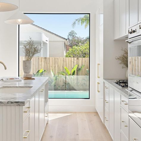 👉👉 All the angles on The Gables’ Kitchen in Burraneer. Crushing on that gorgeous big kitchen window overlooking the pool. Sure it’s practical for keeping an eye on kids and the sunlight is amazing, but mostly because it’s just damn pretty and makes this space feel soooo good. 🤍🤍 #kitchen #kitchendesign #interior #coastalliving #homedesign #interiordesign Kitchen Window Overlooking Pool, Kitchen Overlooking Pool, Big Window In Kitchen, Big Windows Kitchen, Big Kitchen Window, Large Kitchen Window, Building House Plans Designs, Building House, Big Kitchen