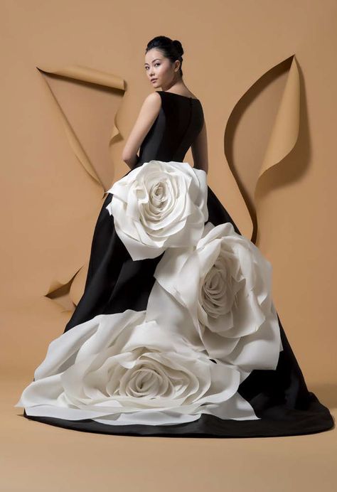 ISABEL SANCHIS BLACK SLEEVELESS VALORI BALL GOWN. #isabelsanchis #cloth # Isabel Sanchis, Different Wedding Dresses, Robes Glamour, Dress With Flowers, غرفة ملابس, Couture Mode, Ball Gowns Evening, فستان سهرة, Black And White Dress