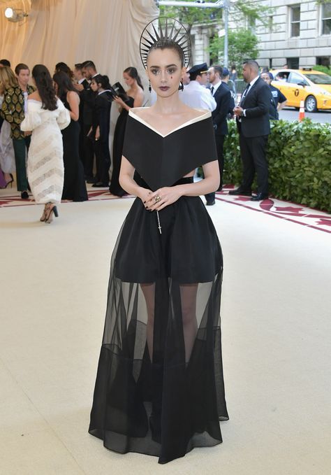 the only hi-lo sheer that i've ever truly liked. okay, "liked" is too strong a word. it's just that she wears it so well. Red Carpet Dresses Gowns, Looks Rihanna, Met Gala Dresses, Givenchy Couture, Gala Fashion, Met Gala Red Carpet, Amal Clooney, Red Carpet Look, Donatella Versace