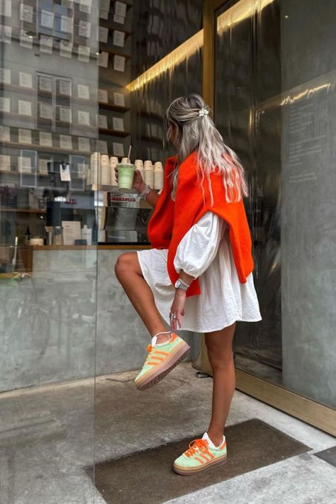 Colorful Sneakers Outfit, Sneaker Outfit Ideas, Adidas Gazelle Outfit, Looks Adidas, Airport Outfits, Look Adidas, Mode Casual, Ținută Casual, Mode Ootd