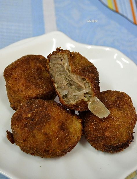 Bitterballen ~ Dutch Beef Croquettes - The Big Sweet Tooth Beef Croquettes Recipe, Dutch Croquettes, Beef Croquettes, Beef Sausage Recipes, Dutch Butter Cake, Dutch Cuisine, Croquettes Recipe, Veal Recipes, Beef Sausage