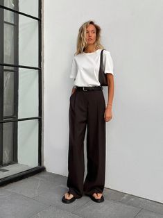 Black Work Pants Outfit Summer, Boho Buissnes Casual Outfits Woman, Black Effortless Pants Outfit, Beige Pant Outfit, Dark Feminine Summer Outfits, Casual Outfits Cargo Pants, Cargo Pants Fall Outfit, Studio Outfits, Pants Fall Outfit