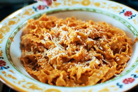 Sinful...a trip to the gym should be listed as a mandatory instruction at the end of this recipe! Pasta A La Vodka, Pioneer Woman Pasta, Tomato Cream Sauce Pasta, Pasta Alla Vodka, Vodka Sauce Pasta, Resep Pasta, Penne Alla Vodka, Vodka Pasta, Alla Vodka