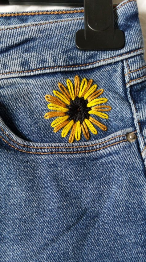 Embroidery Patterns Clothing, Simple Jean Embroidery, Embroidery Design Jeans, Simple Embroidery On Jeans, Backpack Embroidery Ideas Easy, Black Jeans Embroidery Ideas, Embroidery Pants Ideas, Jean Embroidery Ideas Pockets, Embroidery Clothes Diy