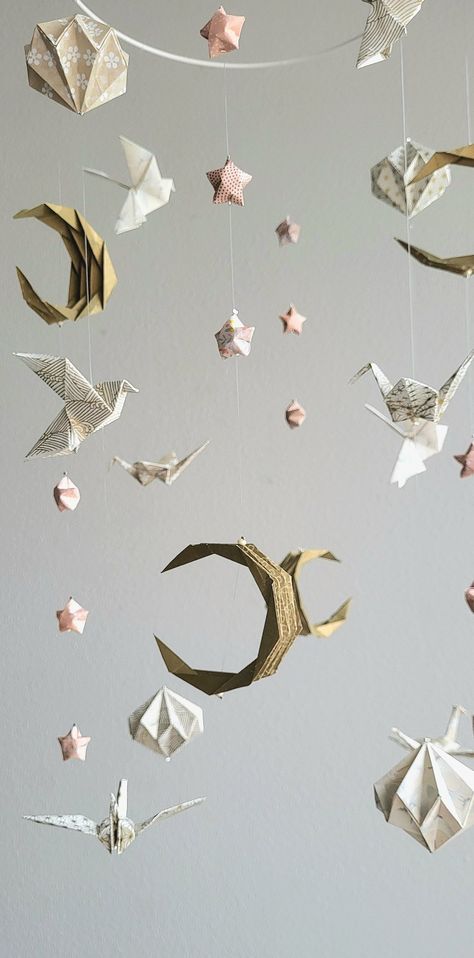 Origami Mobile Diy Tutorials, Hanging Origami Decor, Origami Bedroom, Origami Mobile Diy, Origami Room Decor, Origami Decor Ideas, Wall Origami, Origami Wall Hanging, Mobil Origami