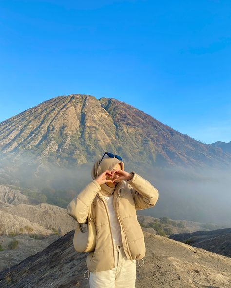 Bromo selalu dingin, tapi selalu ada kehangatan disini. Outfit Bromo Mountain, Bromo Outfit Ideas, Ootd Bromo Hijab, Outfit Hijab Casual, Hiking Outfits, Mountain Outfit, Outfits Hijab, Mountain Girl, Casual Hijab