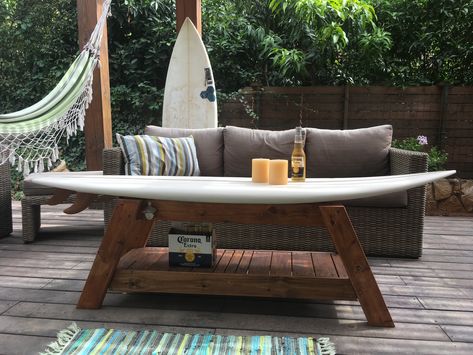 Surfboard Bar Table, Surfboard Coffee Table Diy, Diy Surfboard Table, Surfboard Furniture Ideas, Surfboard Desk, Surfboard Bench, Surfboard Furniture, Surf Board Table, Surfboard Bar