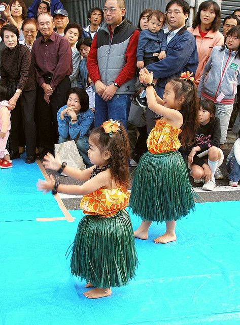 How to Dance Hula: Basic Hula Dancing Techniques | HobbyLark Hula Dance, Hula Dancers, Traditional Dance, Choir, Performance Art, Dancer