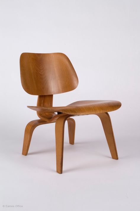 Charles Eames Chair, Eames Furniture, Famous Chair, Eames Office, Plywood Chair, Iconic Chairs, Charles And Ray Eames, Iconic Furniture, Marcel Breuer