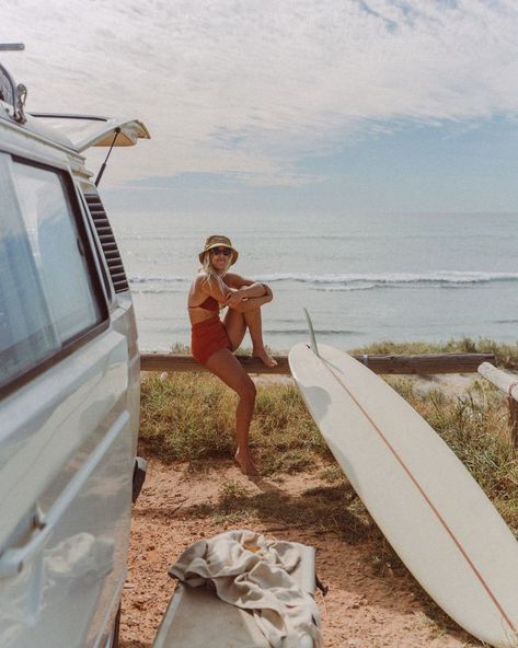 girl with surfboard and van Surfer Aesthetic, Surfer Vibes, Surfing Aesthetic, Surf Aesthetic, Surf Vibes, Combi Volkswagen, Sup Yoga, Combi Vw, Vw Vintage