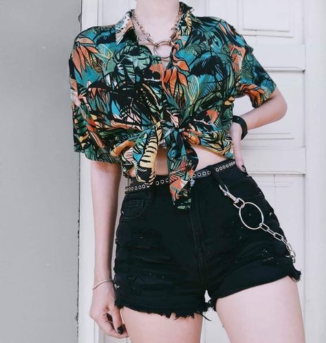 Tropical Grunge Outfit, Tropical Shirt Outfit, Hawaiian Shirt Outfit Women, Hawaiian Outfit Women, Grunge Lookbook, Hawaiian Shirt Outfit, Badass Outfit, Tropical Outfit, Alt Outfits