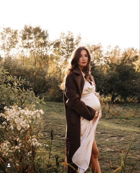 Ralph Lauren Maternity Shoot, Maternity Shoot Autumn, Old Money Maternity Shoot, Cozy Pregnancy Announcement, Winter Western Maternity Pictures, Fall Photoshoot Maternity, Maternity Photography Autumn, Fall Maternity Shoot Ideas, Pregnant Outfits Autumn