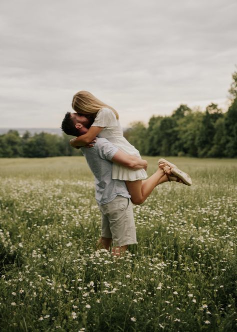 Flower Field Photoshoot, Wild Flower Field, Geneseo Ny, Field Engagement Photos, Shooting Couple, Field Photoshoot, Couple Engagement Pictures, Engagement Pictures Poses, Pose Fotografi