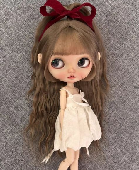 Facebook: Lucy Doll Ins: lucydoll_ Very cute blythe mohair wig also suitable for qbaby or other dolls with similar head circumference size:9~10" If you want bows in other colors, please leave a message Hard shell, very easy to wear and not easy to drop. There are many colors to choose from The bow are removable If you want bows in other colors, please leave a message Every work is made with heart, and I hope it will bring you happiness and good luck. If you have any questions, please feel free t My Blythe Doll, Blythe Doll Custom, Blythe Dolls Cute, Victoria + Core, Brown Hair Green Eyes, Blythe Doll Clothes, Bjd Wig, Polymer Clay Kawaii, Straight Blonde Hair