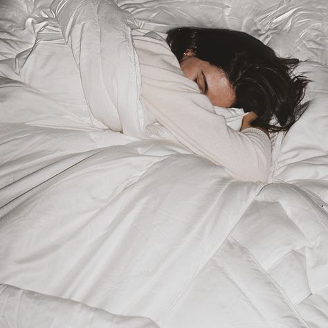 A Science-Driven Guide To A Good Night's Sleep Woman Sleeping, Spiegel Selfie, Mode Ulzzang, Girl Sleeping, Photographie Inspo, Sleep Routine, Sleeping Habits, How To Stay Awake, Love Is