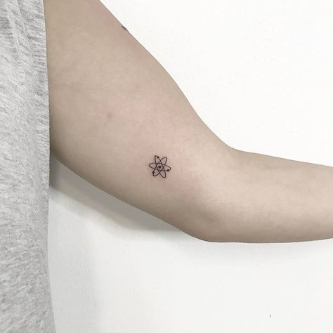 It all started with a big bang  #atom #atomo #science #ciencias #bigbang #bbt #bigbangtheory Atom Symbol Tattoo, Big Bang Theory Tattoo Ideas, Atom Tattoo Design, Atomic Blonde Aesthetic, Atomic Cake, Atomic Tattoo, Atomic Habits Quotes, Atom Tattoo, Chemistry Tattoo