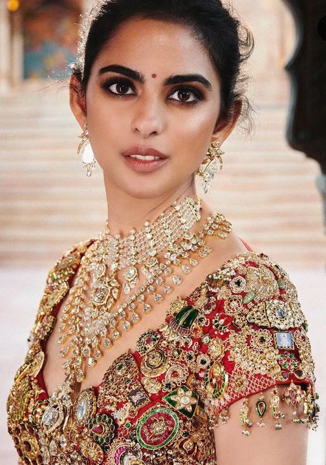 Isha Ambani Repeats Her Huge Diamond 'Haar' From Her Bridal Jewellery At Anant-Radhika's Pre-Wedding Esha Ambani, Ambani Wedding, Isha Ambani, Anant Ambani, Gold Lehenga, Neck Pieces Jewelry, Bridal Jewellery Design, Bridal Diamond Jewellery, Groom Looks